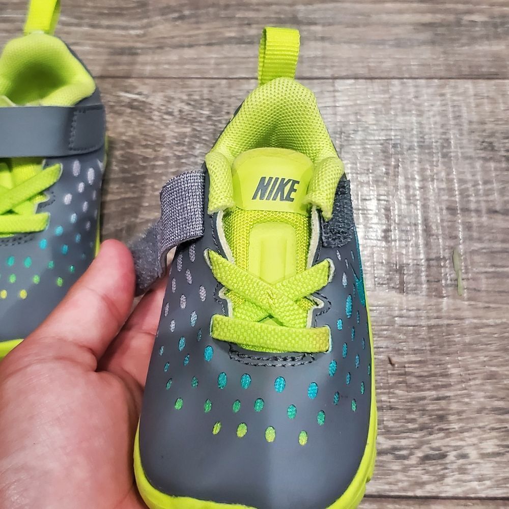 Baby Boys Nike Sneakers Size 4 Gray and Lime Kids Sneakers - Picture 3 of 6